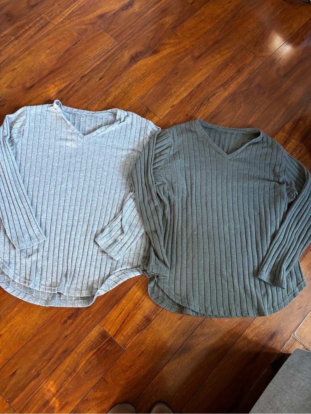 Ribbed V-Neck Women's Sweater - Light Gray and Olive